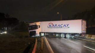 Büyükçekmece'de makaslayan TIR, D-100 kara yolunu kapattı!
