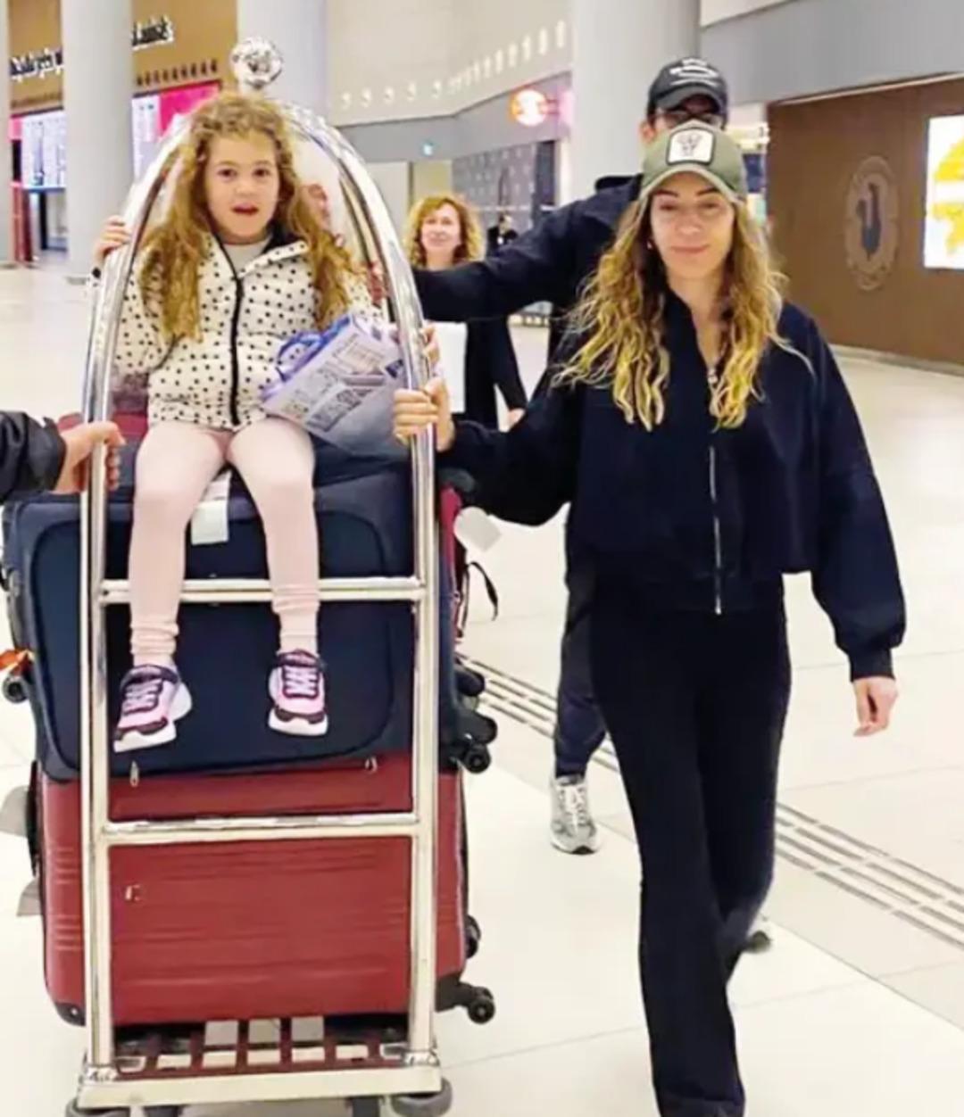 Sinem Kobal ve Kenan İmirzalıoğlu kızlarıyla tatile gitti! "Kenan a benziyor" 2