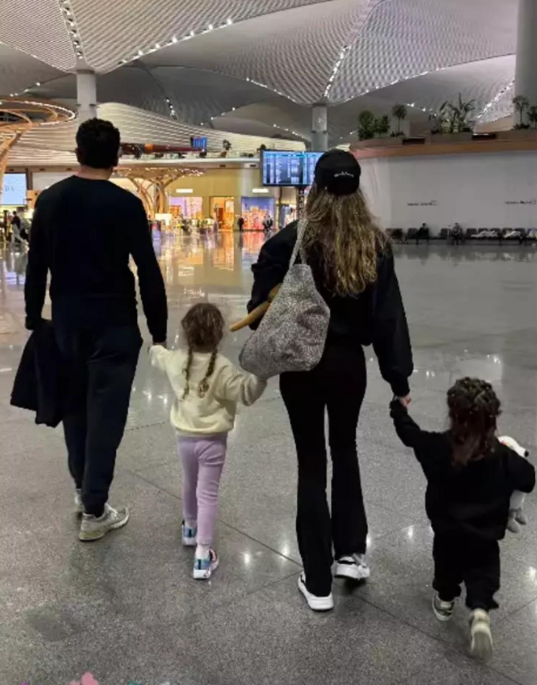 Sinem Kobal ve Kenan İmirzalıoğlu kızlarıyla tatile gitti! "Kenan a benziyor" 3