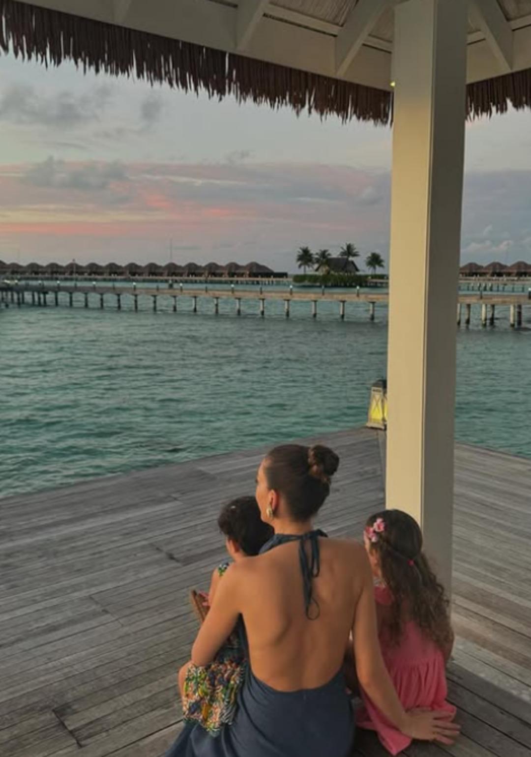 Sinem Kobal ve Kenan İmirzalıoğlu kızlarıyla tatile gitti! "Kenan a benziyor" 1