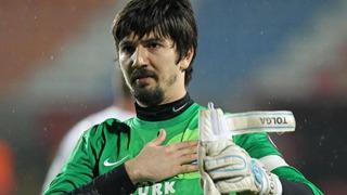 Tolga Zengin mekanı birbirine kattı! Yumruk attı, kavga ettiği kişinin kaşını yardı