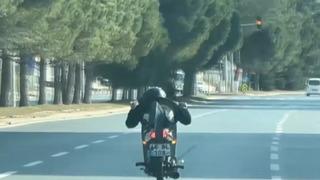 Motosiklet üzerinde canlarını hiçe saydılar! Ehliyetsiz sürücülere rekor ceza: O anlar saniye saniye kaydedildi