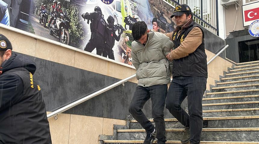 İstanbul'da akıllara durgunluk veren hırsızlık! Hava almak için arabasını park etti başına gelmeyen kalmadı!