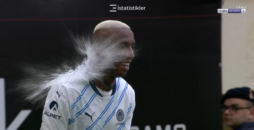 Talisca'ya attığı gol sonrası trib&uuml;nlerden &ccedil;irkin saldırı! Bir anda yere yığıldı... Herkesin y&uuml;reği ağzına geldi