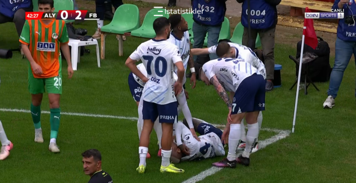 Talisca'ya attığı gol sonrası tribünlerden çirkin saldırı! Bir anda yere yığıldı... Herkesin yüreği ağzına geldi G4