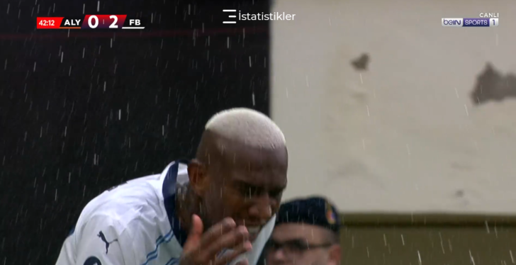 Talisca'ya attığı gol sonrası tribünlerden çirkin saldırı! Bir anda yere yığıldı... Herkesin yüreği ağzına geldi G5