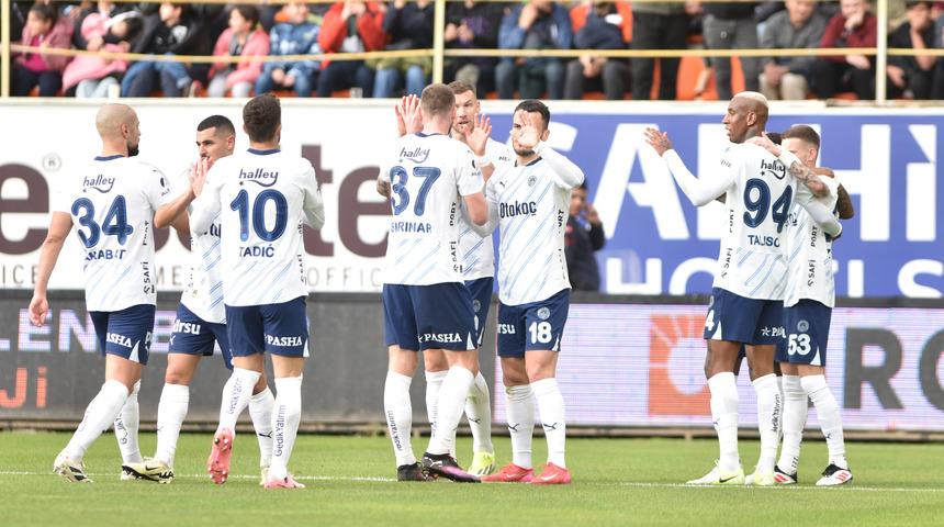 SON DAKİKA: Fenerbahçe Alanyaspor karşısında hata yapmadı! Szymanski attığı golle tarihe geçti, Talisca ligde hesabı açtı