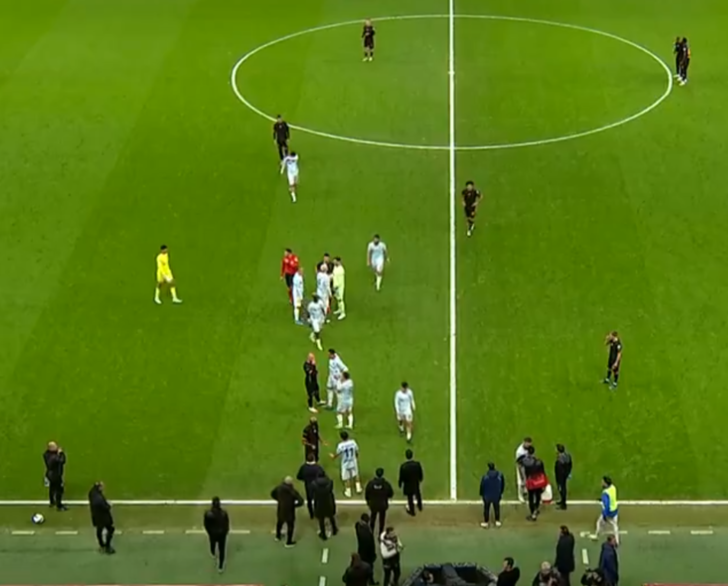 SON DAKİKA: Maç yarıda kaldı! Adana Demirspor, Galatasaray karşısında sahadan çekildi... TFF'nin kararı bekleniyor G3