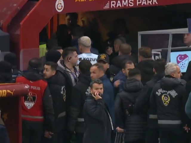 Adana Demirpsor'u Galatasaray karşısında sahadan çekildi! Şimdi ne olacak? Adana ekibini bekleyen ceza belli oldu