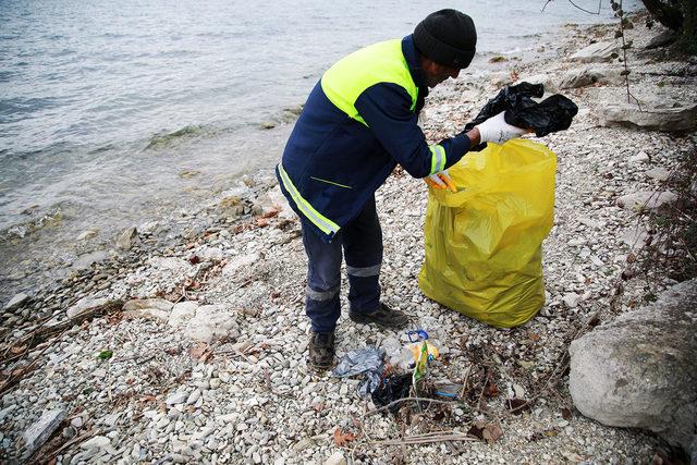 Sapanca Gölü kıyısından 250 torba çöp toplandı