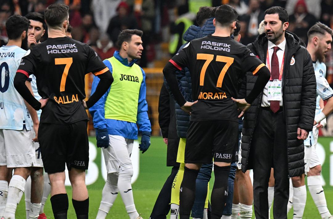 Adana Demirspor, Galatasaray ma&ccedil;ında sahadan &ccedil;ekildi, d&uuml;nya basını b&ouml;yle g&ouml;rd&uuml;: T&uuml;rk futbolunda skandal!