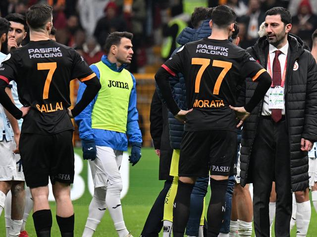 Adana Demirspor, Galatasaray maçında sahadan çekildi, dünya basını böyle gördü: Türk futbolunda skandal!