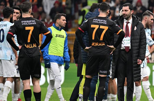 Adana Demirspor, Galatasaray maçında sahadan çekildi, dünya basını böyle gördü: Türk futbolunda skandal!