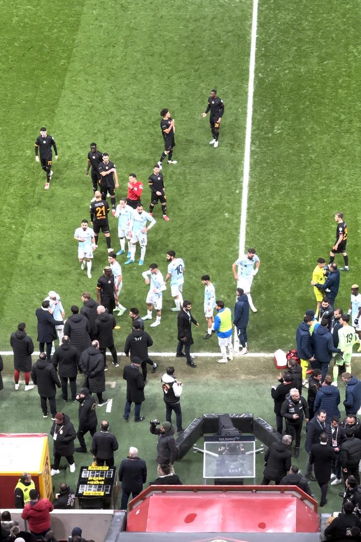 Adana Demirspor, Galatasaray maçında sahadan çekildi, dünya basını böyle gördü: Türk futbolunda skandal! G1