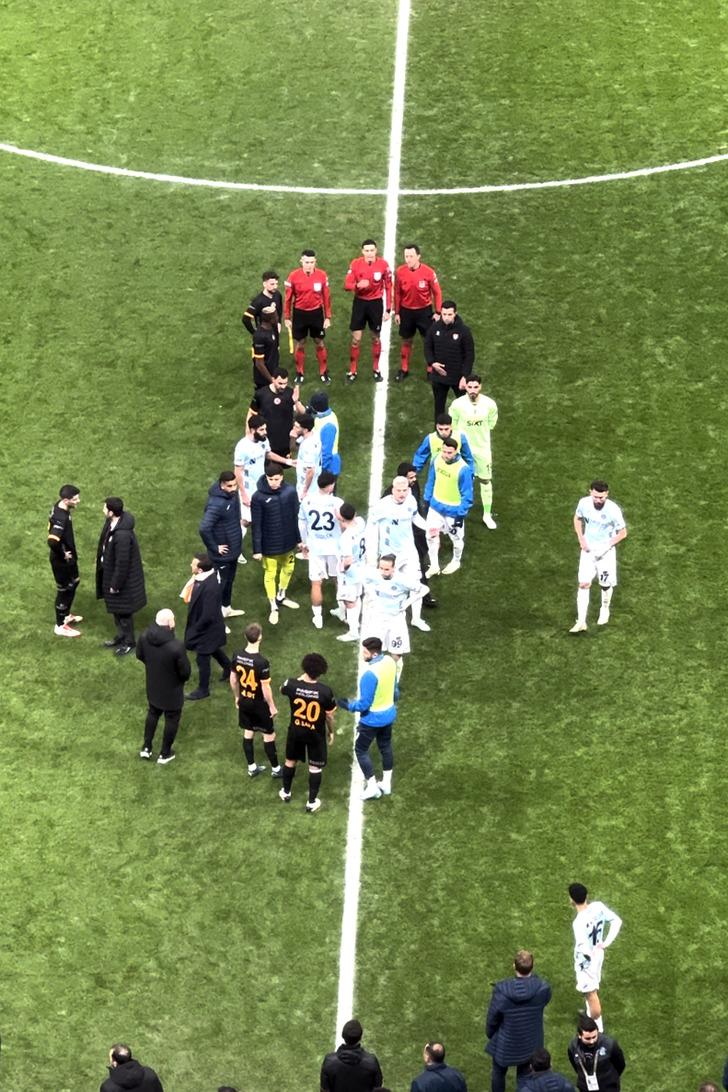 Adana Demirspor, Galatasaray maçında sahadan çekildi, dünya basını böyle gördü: Türk futbolunda skandal! G2