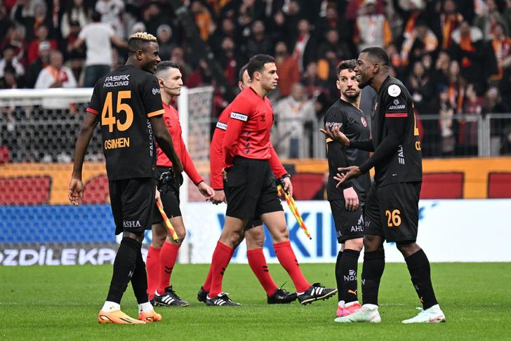 Adana Demirspor, Galatasaray maçında sahadan çekildi, dünya basını böyle gördü: Türk futbolunda skandal! G4