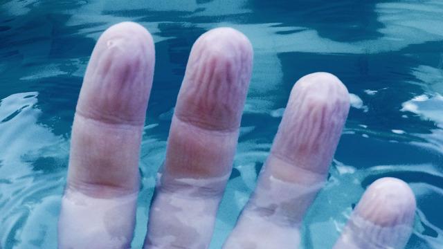 Parmaklarımız suda uzun süre durduğunda neden buruşur? İşte bilimsel açıklaması