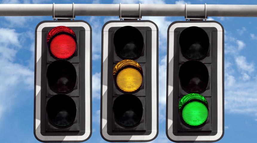 Trafik ışıkları neden kırmızı, sarı ve yeşil renkleri kullanır? Renklerin gizemi