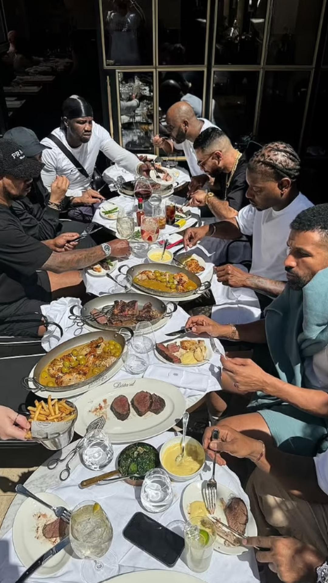 Drake konser sonrası yemek siparişi verdi! Yemeğin faturası sosyal medyayı salladı 1