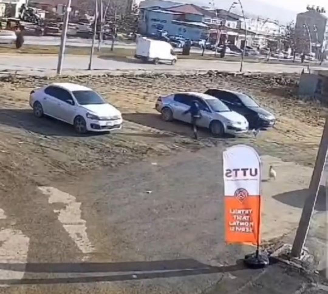 Sayaç okumaya geldi horozun gazabından kaçamadı! Görevli kaçtıkça horoz kovaladı, o görüntüler güvenlik kamerasına yansıdı 1