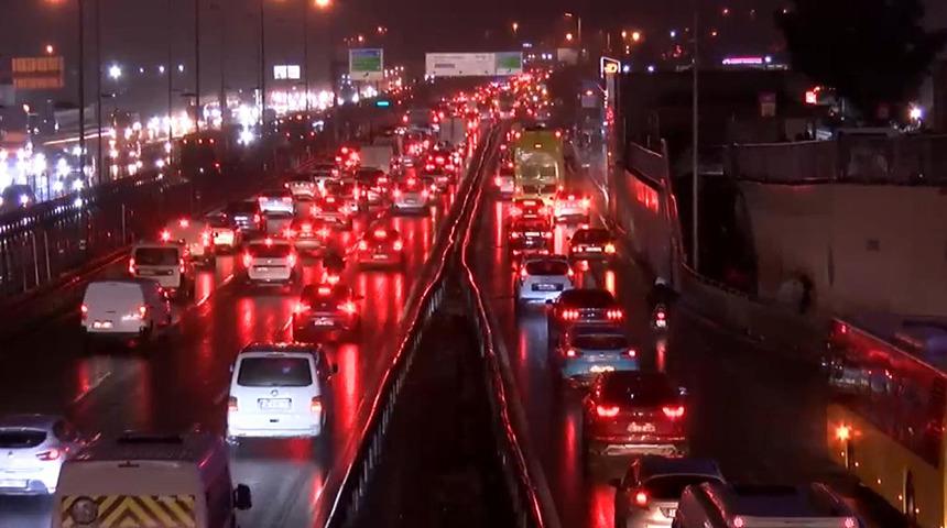 İstanbul kıpkırmızı! Haftanın ilk iş gününde trafik kilitlendi