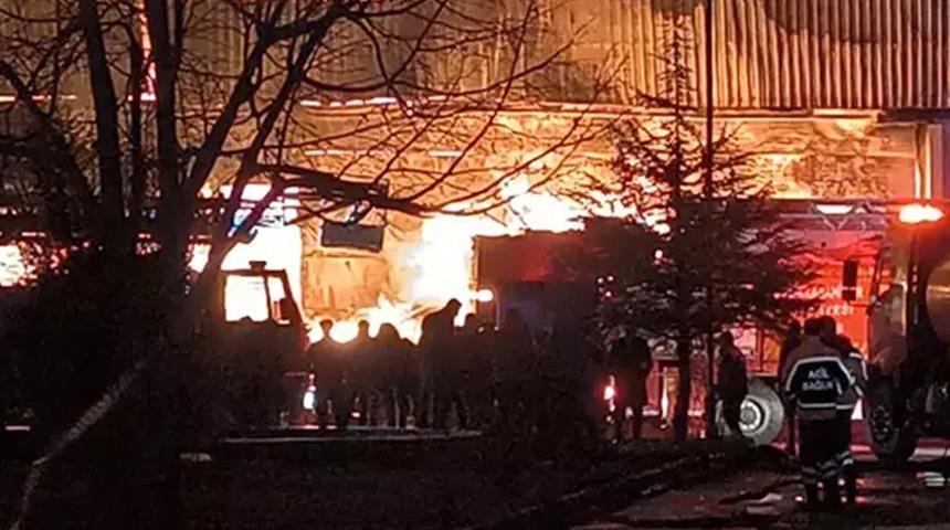 Yer: Afyonkarahisar! OSB'deki orman ürünleri deposunda çıkan yangın, bitişikteki iş yerine de sıçradı!