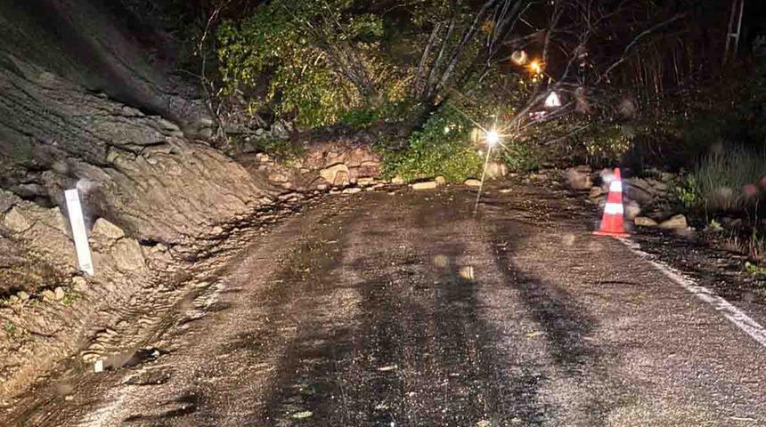 Kastamonu'da heyelan! İki ilçe arasındaki sahil yolu ulaşıma kapandı