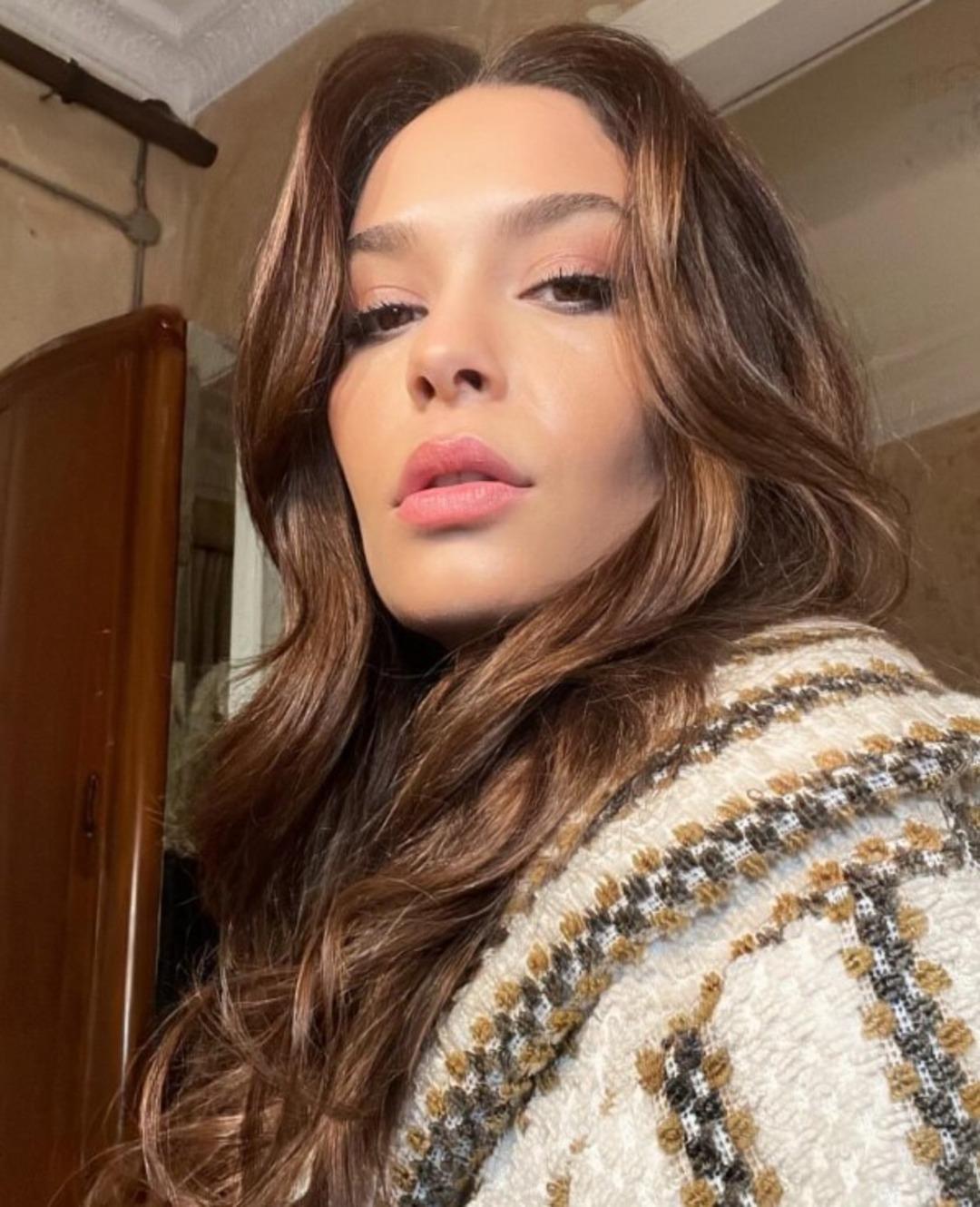 Dizi setinden aşk çıktı! Yönetmen ile güzel oyuncu...  2