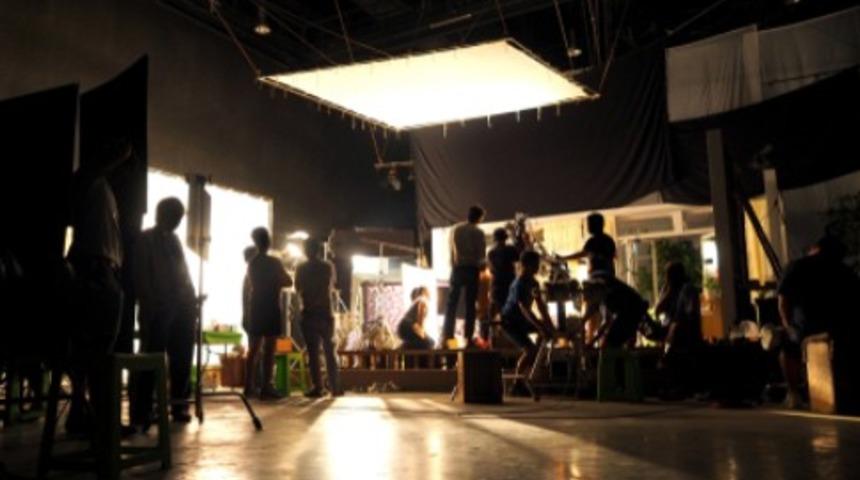 Dizi setinden aşk çıktı! Yönetmen ile güzel oyuncu... 