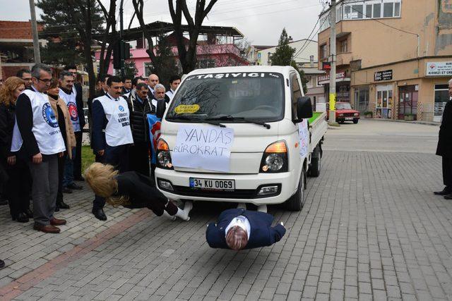 Silindir gelmeyince memur maketlerini kamyonetle ezdiler