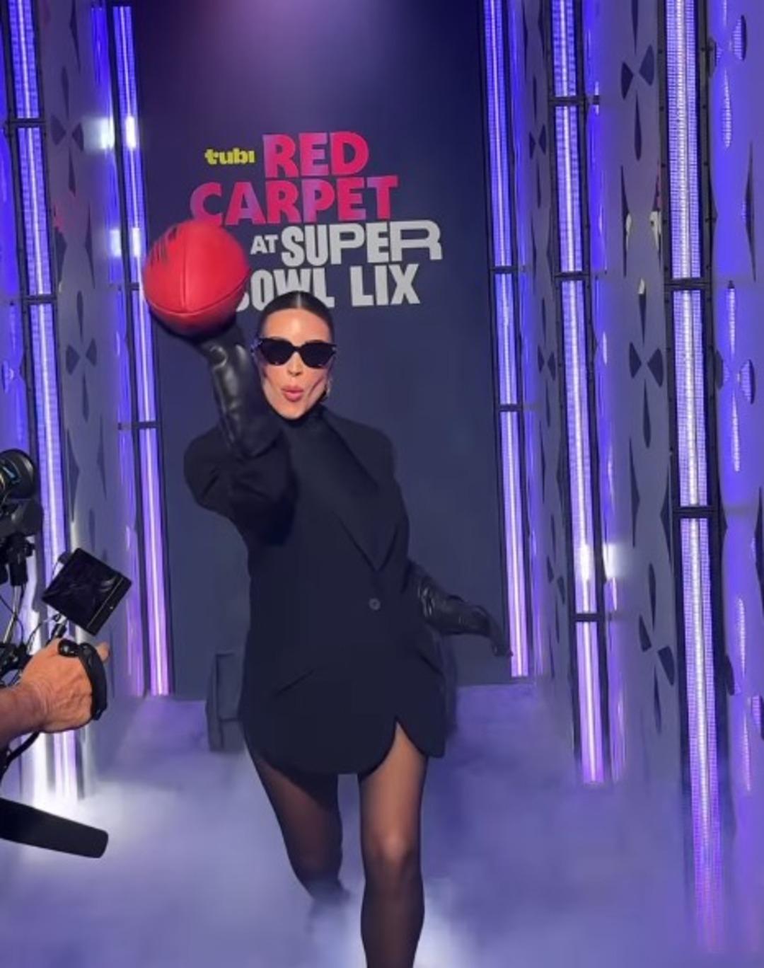 Dünyanın en seksi kadını seçilmişti! Olivia Culpo süper minisiyle peş peşe poz verdi 3