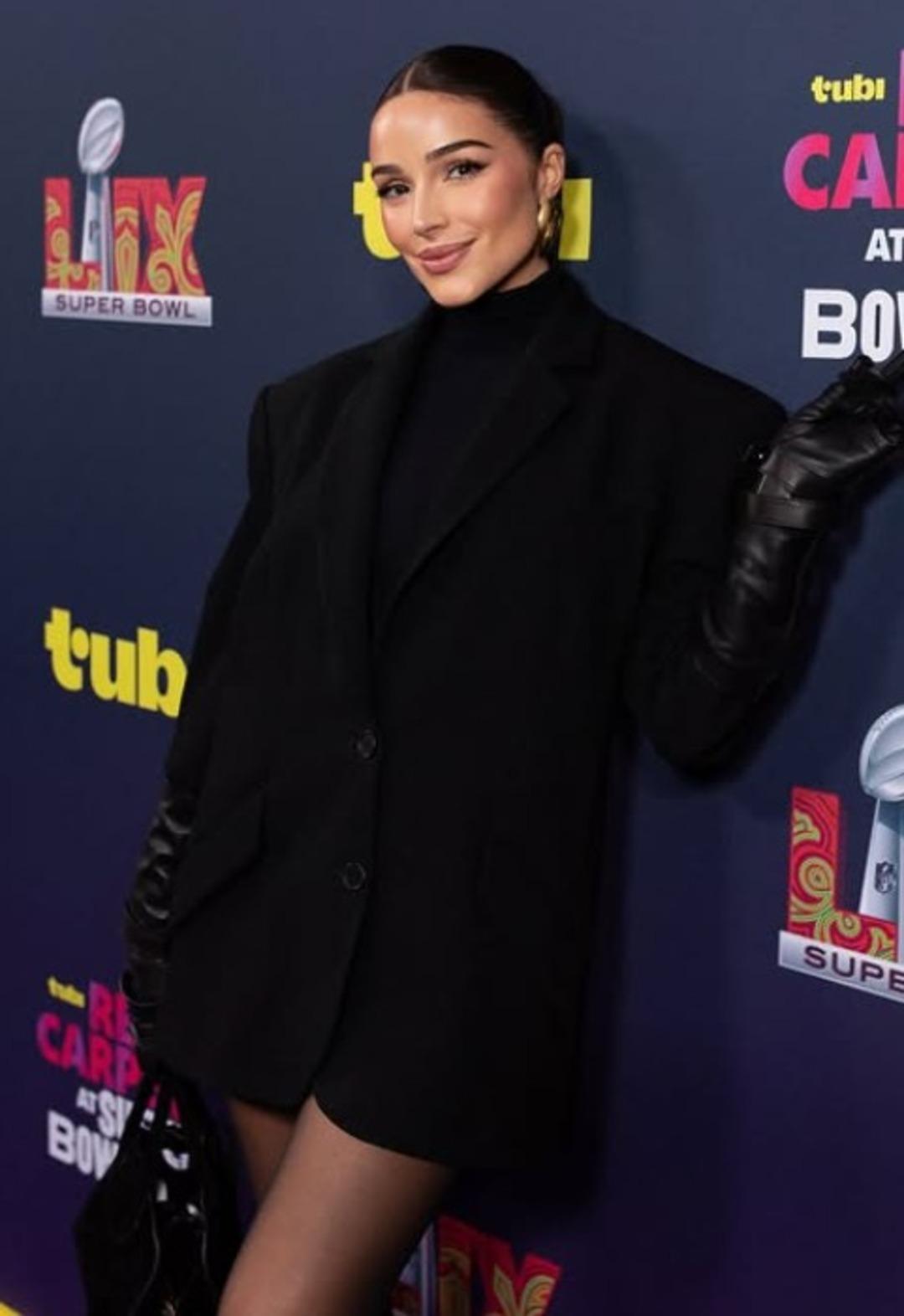 Dünyanın en seksi kadını seçilmişti! Olivia Culpo süper minisiyle peş peşe poz verdi 5