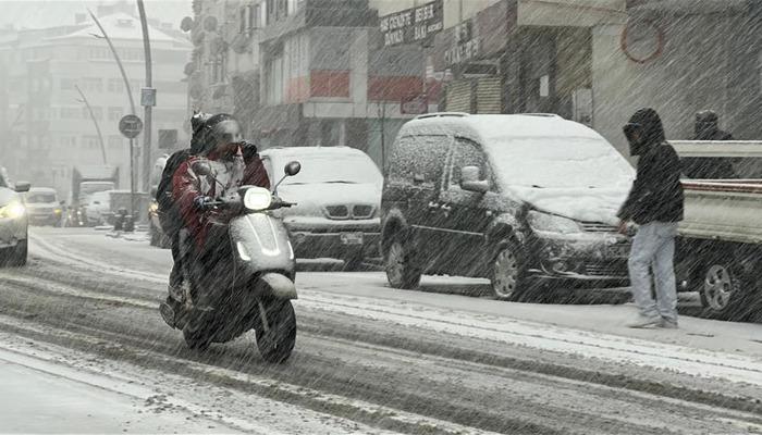 Kar yağışı İstanbul'a giriş yaptı, beyaz örtü kendini gösterdi! 