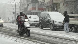 Kar yağışı İstanbul'a giriş yaptı, beyaz örtü kendini gösterdi! Meteoroloji ve AKOM uyarmıştı (Ne zamana kadar sürecek?)