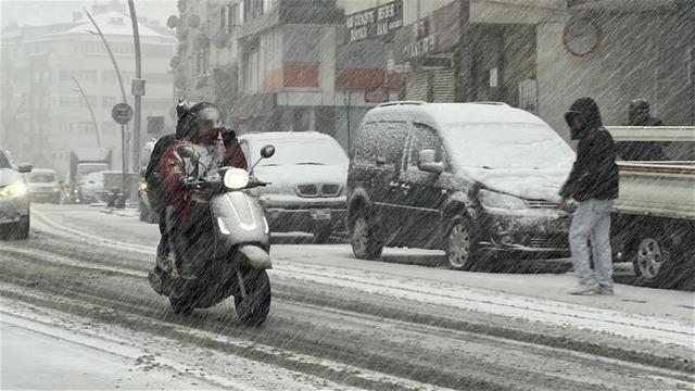 Kar yağışı İstanbul'a giriş yaptı, beyaz örtü kendini gösterdi! Meteoroloji ve AKOM uyarmıştı (Ne zamana kadar sürecek?)