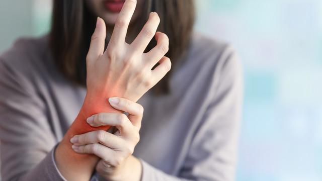 Sessiz ilerlediği için erken teşhis şart! Bu besinler kemik erimesinden koruyor