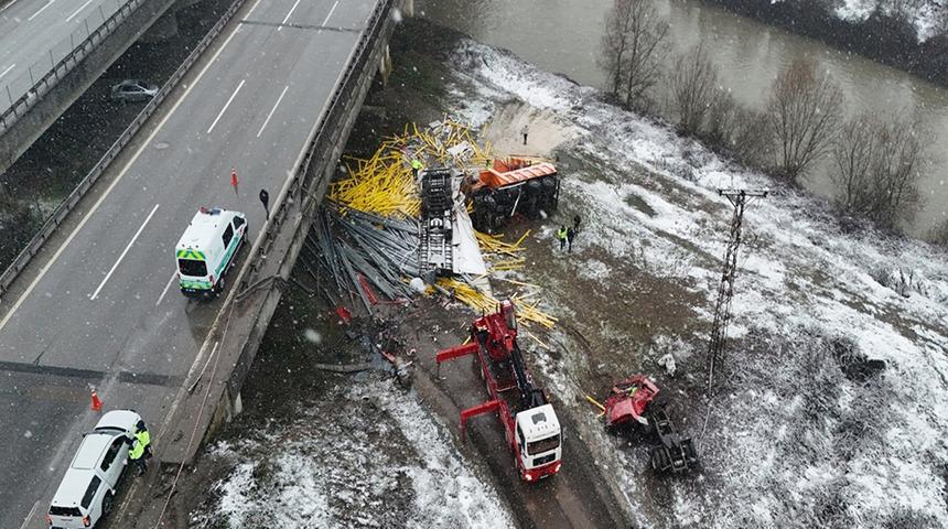 Düzce'de korkunç kaza! Çarpışan araçlar köprüden uçtu... 2 kişi hayatını kaybetti