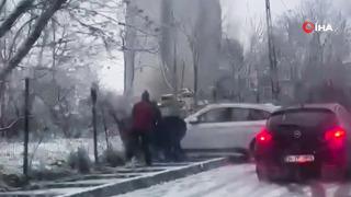 Beklenen kar yağdı... Yaşamı olumsuz etkiledi! Facianın eşiğinden dönüldü: Buzlu yolda kayan otomobil, 2 öğretmene çarptı