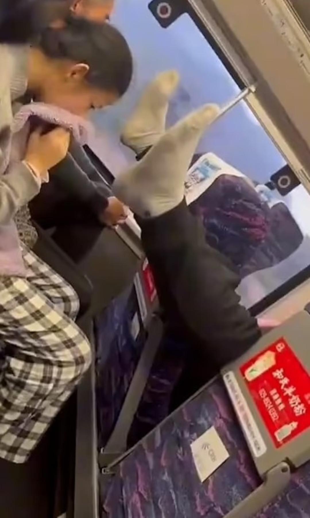 Toplu taşımada mide bulandıran anlar! Ayakkabılarını çıkartıp keyfine baktı: Diğer yolcular yaşadığı zor anlar kamerada... 1