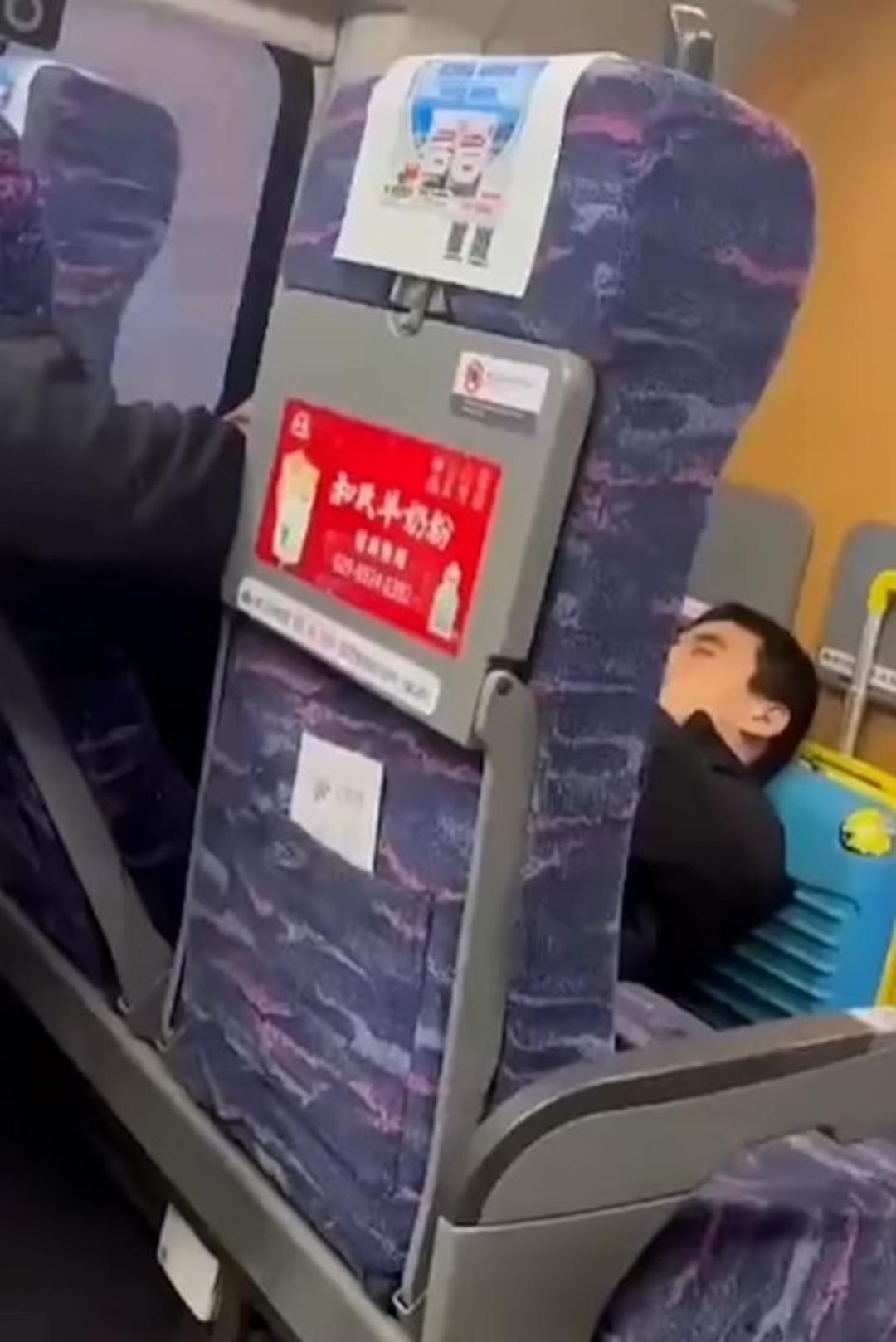 Toplu taşımada mide bulandıran anlar! Ayakkabılarını çıkartıp keyfine baktı: Diğer yolcular yaşadığı zor anlar kamerada... 3