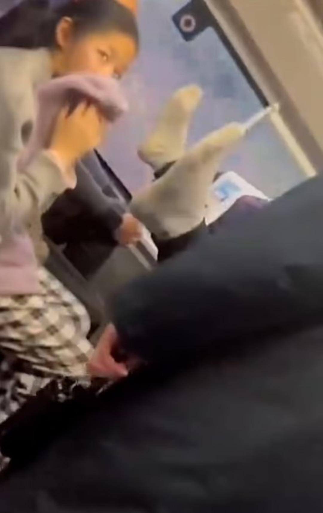 Toplu taşımada mide bulandıran anlar! Ayakkabılarını çıkartıp keyfine baktı: Diğer yolcular yaşadığı zor anlar kamerada... 2