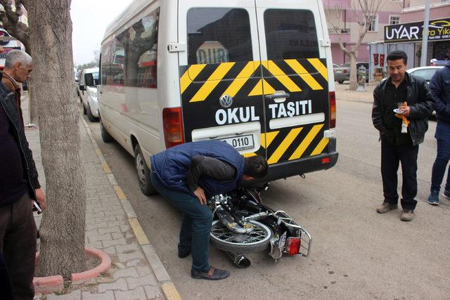 Otomobile çarpmamak için manevra yapan motosiklet sürücüsü minibüse çarptı