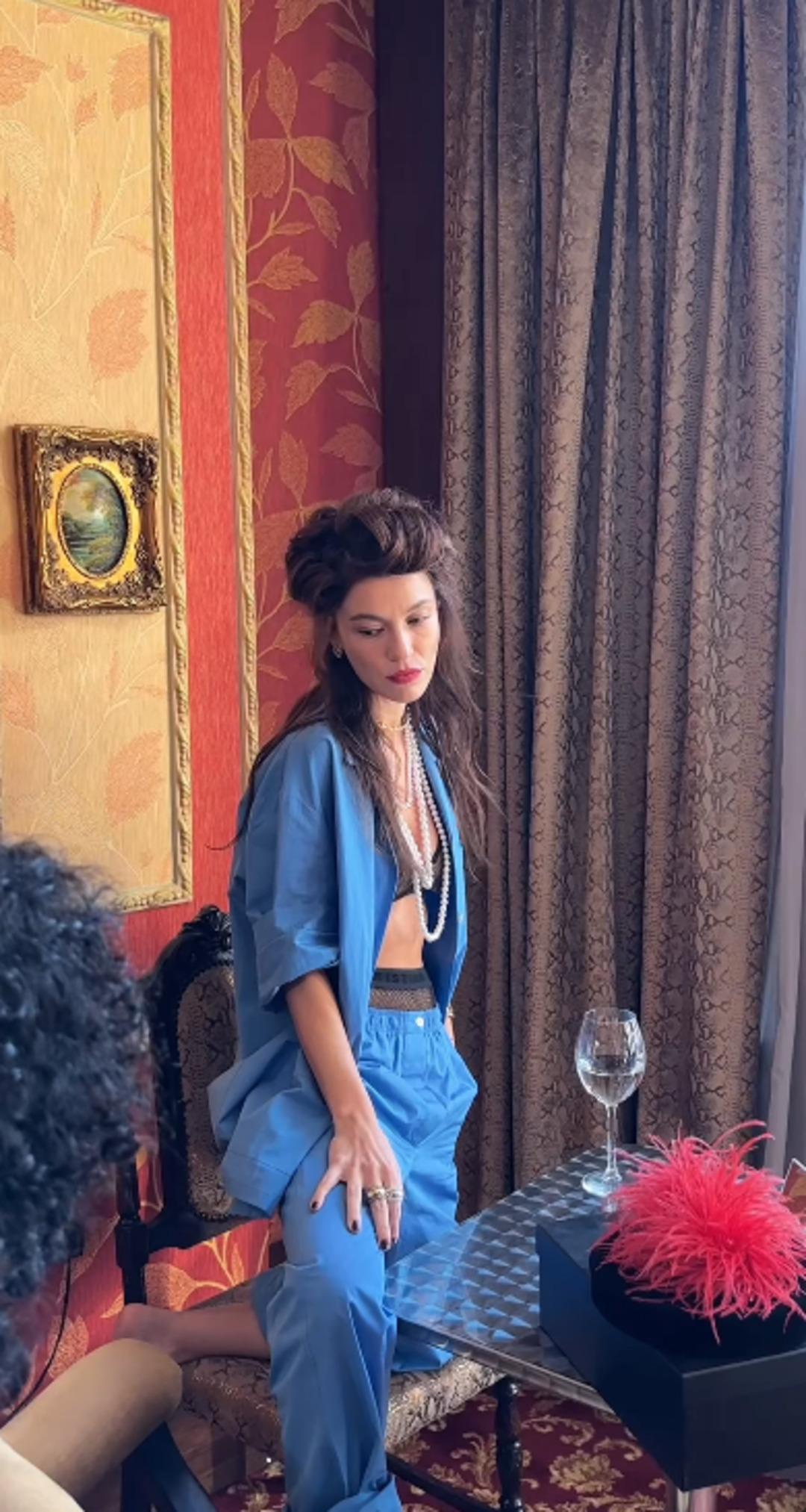 Bir Gece Masalı nın Ceylan ı Yüsra Geyik gömleğinin düğmelerini açtı! "Çok güzelsin" 1