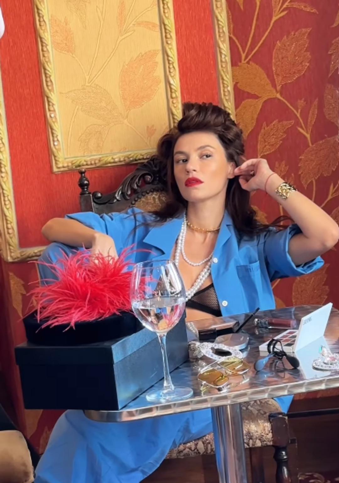 Bir Gece Masalı nın Ceylan ı Yüsra Geyik gömleğinin düğmelerini açtı! "Çok güzelsin" 3