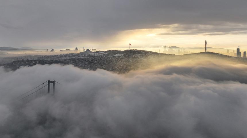 İstanbul'da yoğun sis! Boğazda göz gözü görmedi... Kartpostallık görüntüler ortaya çıktı