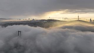 İstanbul'da yoğun sis! Boğazda göz gözü görmedi... Kartpostallık görüntüler ortaya çıktı