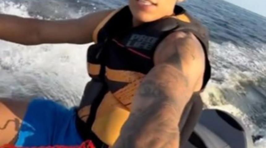 Sosyal medya fenomeni gördüğü manzaraya inanamadı! Denizin ortasında yakınlaşan çifti böyle ifşa etti