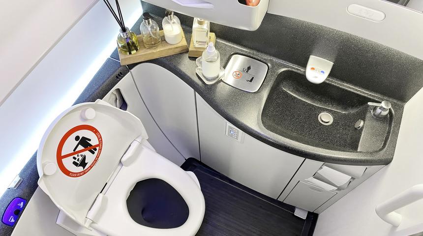 Uçaklardaki tuvaletler nereye gidiyor? Uçakta çekilen sifonlar nereye boşaltılıyor?