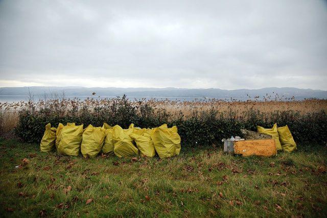 Sapanca Gölü kıyısından 250 torba çöp toplandı