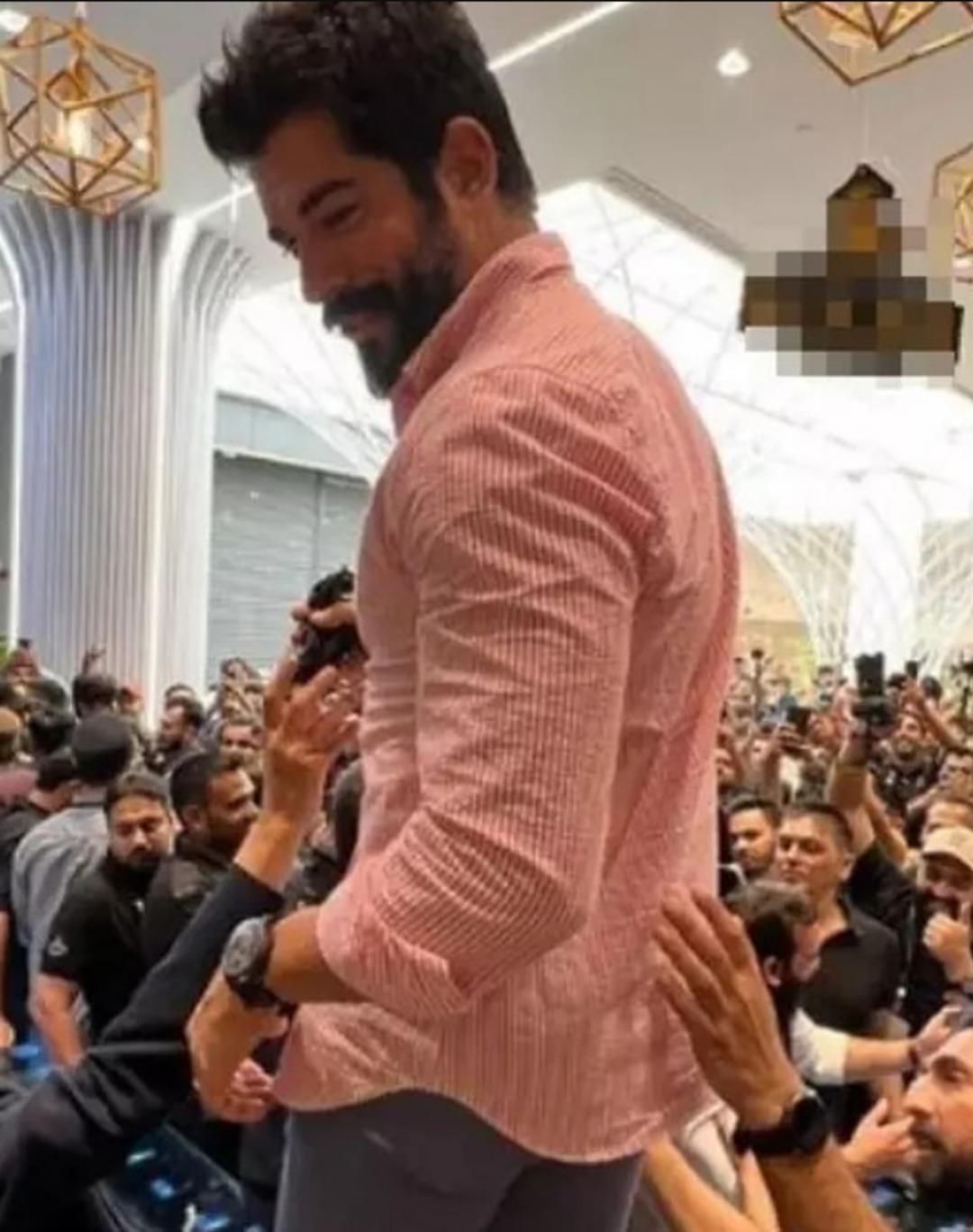 Burak Özçivit in sadece yanına oturmak için bakın kaç para teklif ettiler! 1